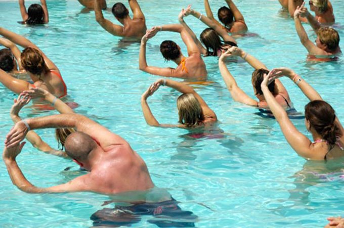 Many people doing sport in a pool