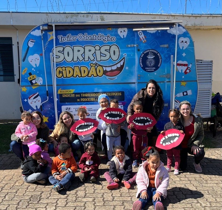 A equipe do Sorriso Cidadão busca levar além do tratamento odontológico, uma interação e vivência harmoniosa entre profissionais da saúde, equipe pedagógica e pacientes infantis