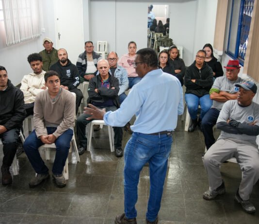 Funcionários passam por treinamento sobre brigada de incêndio