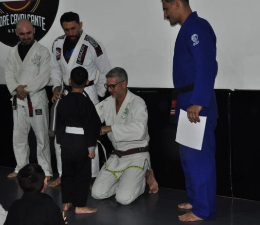 Troca de faixa dos alunos do Jiu-Jitsu