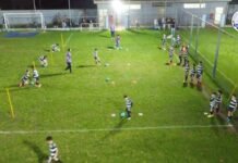 Escolinha de futebol conta com meninos de 5 a 16 anos