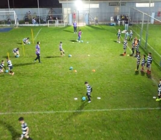 Escolinha de futebol conta com meninos de 5 a 16 anos